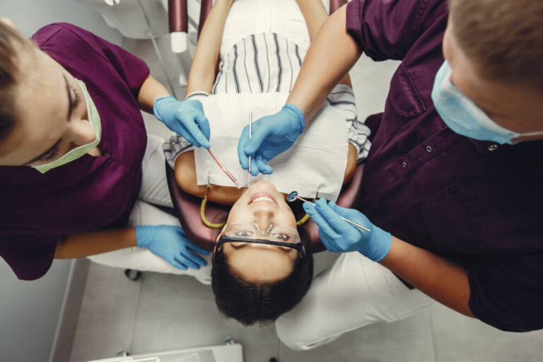 Dottori eseguono intervento odontoiatrico