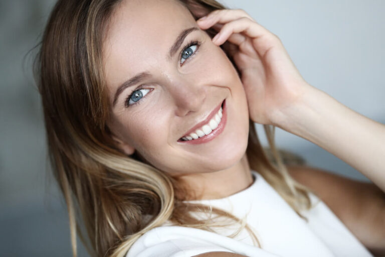 Ragazza con denti bianchi