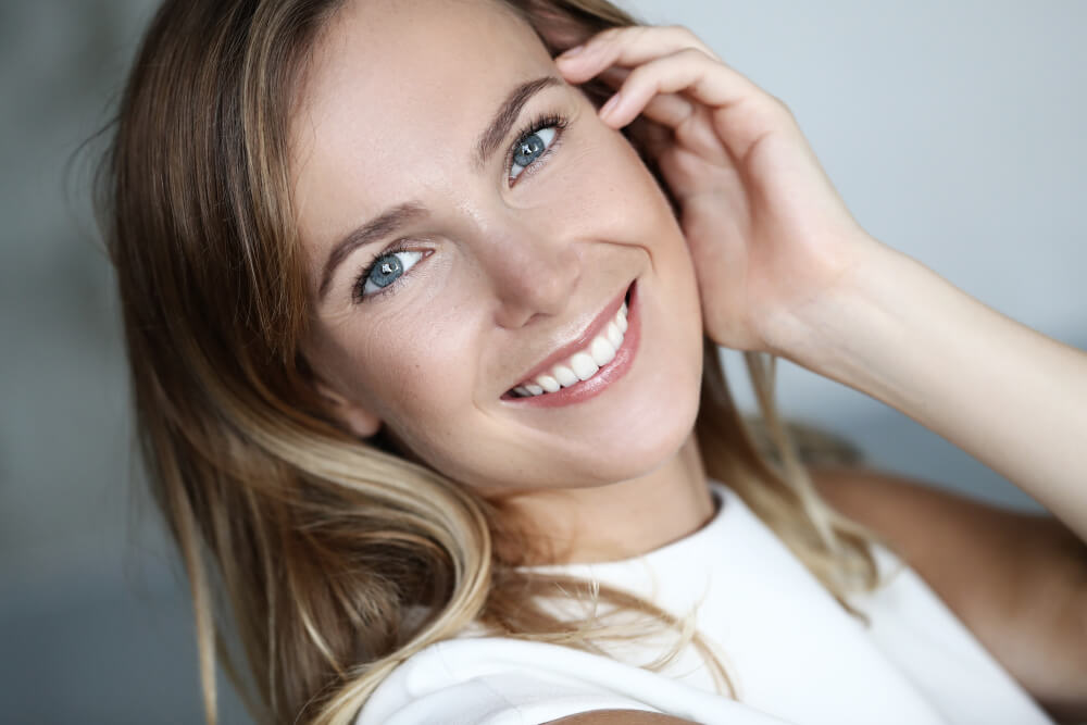 Ragazza con denti bianchi